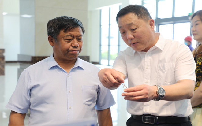 山東省石油化化學(xué)工會(huì)主席王吉盛來(lái)公司參觀大.jpg 山東省石油化化學(xué)工會(huì)主席王吉盛來(lái)公司參觀大.jpg
